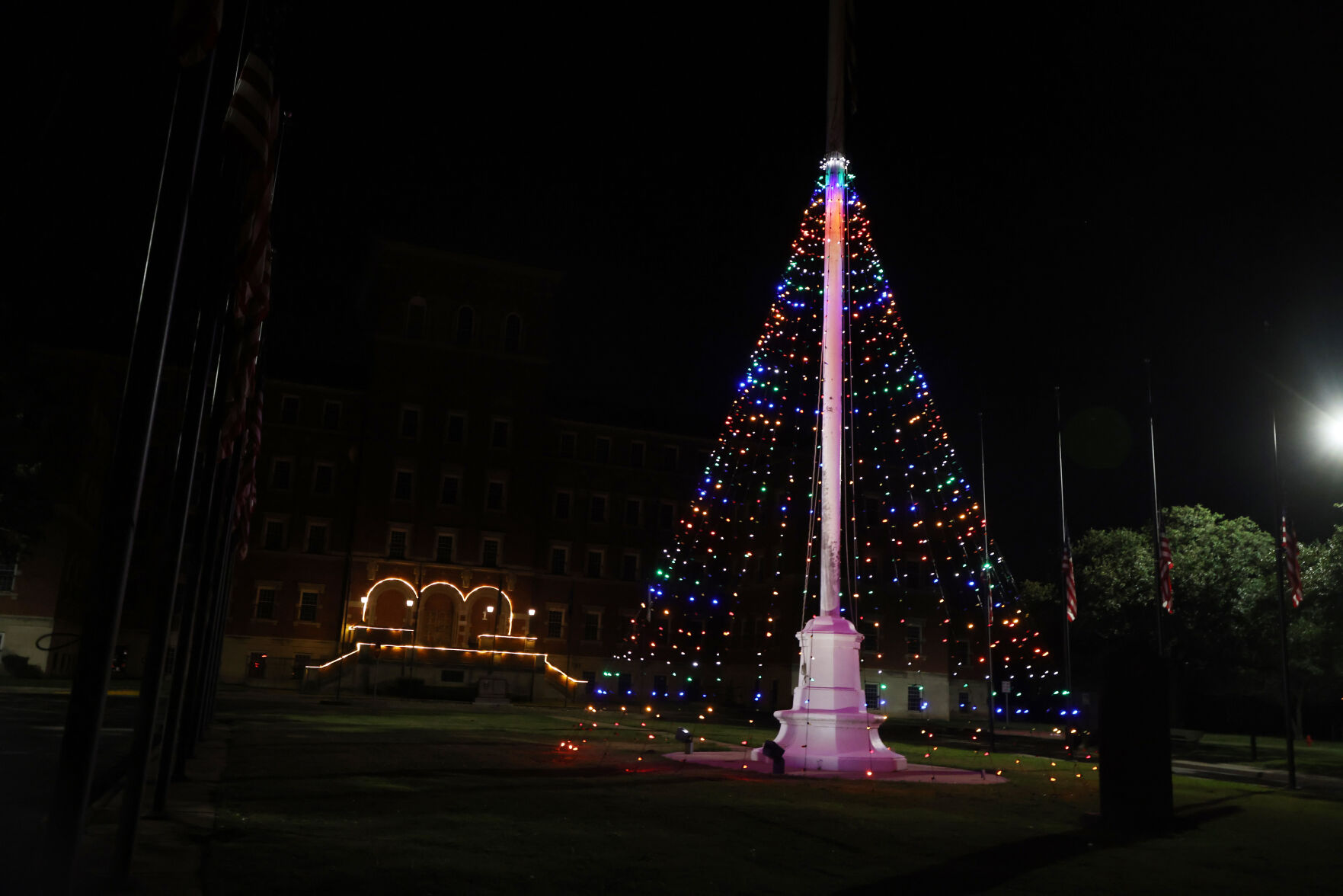 121221-wac-loc-holidaylights-dorismiller.JPG